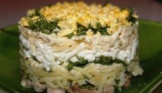 Салатик из консервированного тунца с авокадо, яблоком и орехами