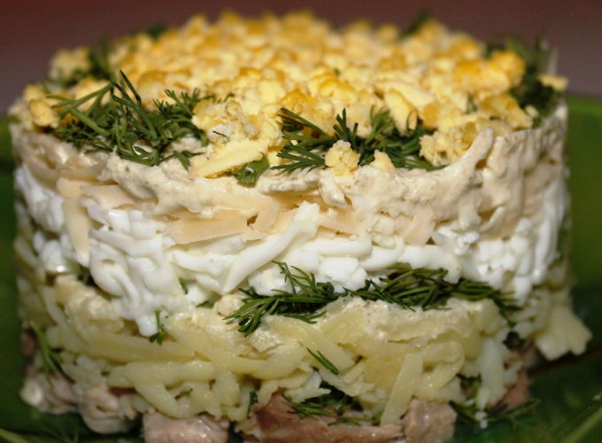 Салатик из консервированного тунца с авокадо, яблоком и орехами