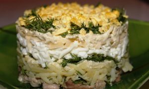 Салатик из консервированного тунца с авокадо, яблоком и орехами