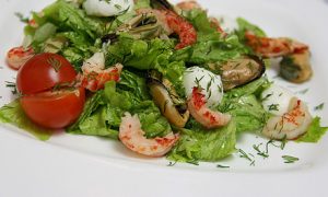 Салат с морепродуктами, моцареллой и помидорами черри