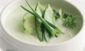 Холодный суп-пюре из огурцов с пряным маслом