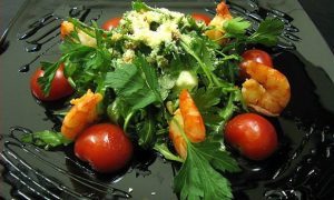 Легкий салат из рукколы с креветками