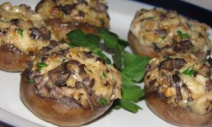 Фаршированные шампиньоны, запеченные под сыром