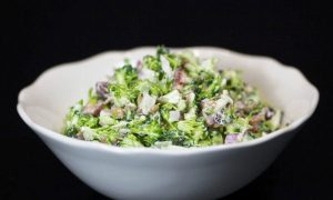 Диетический салат из цветной капусты и брокколи