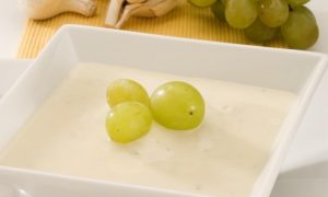Холодный миндально-чесночный крем-суп Ахобланко (Ajoblanco)