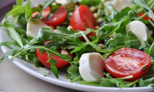 Салат с сыром Моцарелла, помидорами Черри и кедровыми орешками