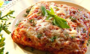 Лазанья с красной рыбой, креветками и соусом пассата