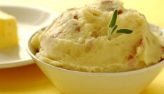 Чесночное картофельное пюре с красным луком