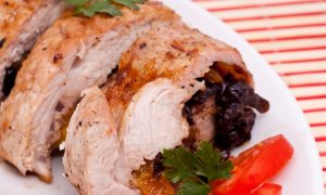 Свиная вырезка, фаршированная яблоками и черносливом