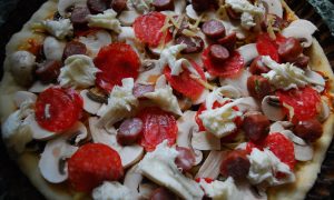 Пицца с салями, охотничьими сосисками и грибами