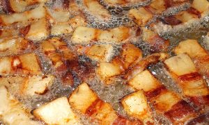 Свиные шкварки