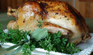 Рождественская утка с яблоками и черносливом