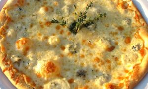 Гавайская пицца с голубым сыром