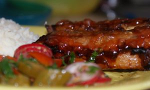 Свиные ребрышки в духовке (в двух маринадах)