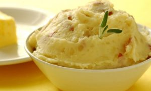 Чесночное картофельное пюре с красным луком