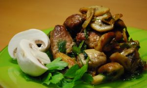Свинина жареная с шампиньонами (на сковороде)