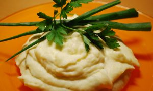 Картофельное пюре с сыром и чесноком