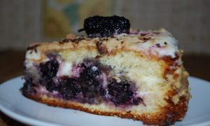 Бисквит с шелковицей и кофейным кремом