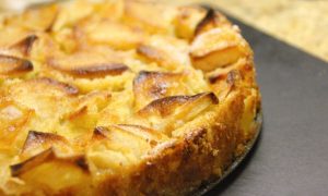 Шарлотка с яблоками