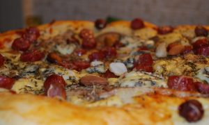 Рецепты из груши. Пицца с грушей и сыром с голубой плесенью.
