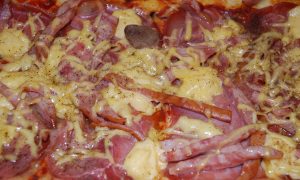 Пицца с прошутто и сыром