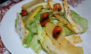 Салат с грушей и сыром с голубой плесенью