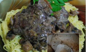 Кролик тушеный в вине и сливках с грибами