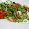 Салат с морепродуктами, моцареллой и помидорами черри