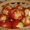 Красим пасхальные яйца в луковой шелухе