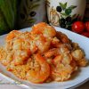 Креветки с рисом и красным соусом (Гаридэс мэ коккини салца кэ пилафи)