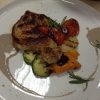 Жареная свинина с винным соусом и овощами гриль