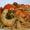 Рисовая лапша с лангустинами, черри и брокколи