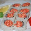 Роллы с лососем и сливочным сыром под соусом из гребешка и тобико