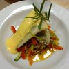 Запеченная рыба с голландским соусом и овощами
