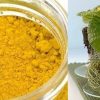Красим пасхальные яйца в отваре из куркумы